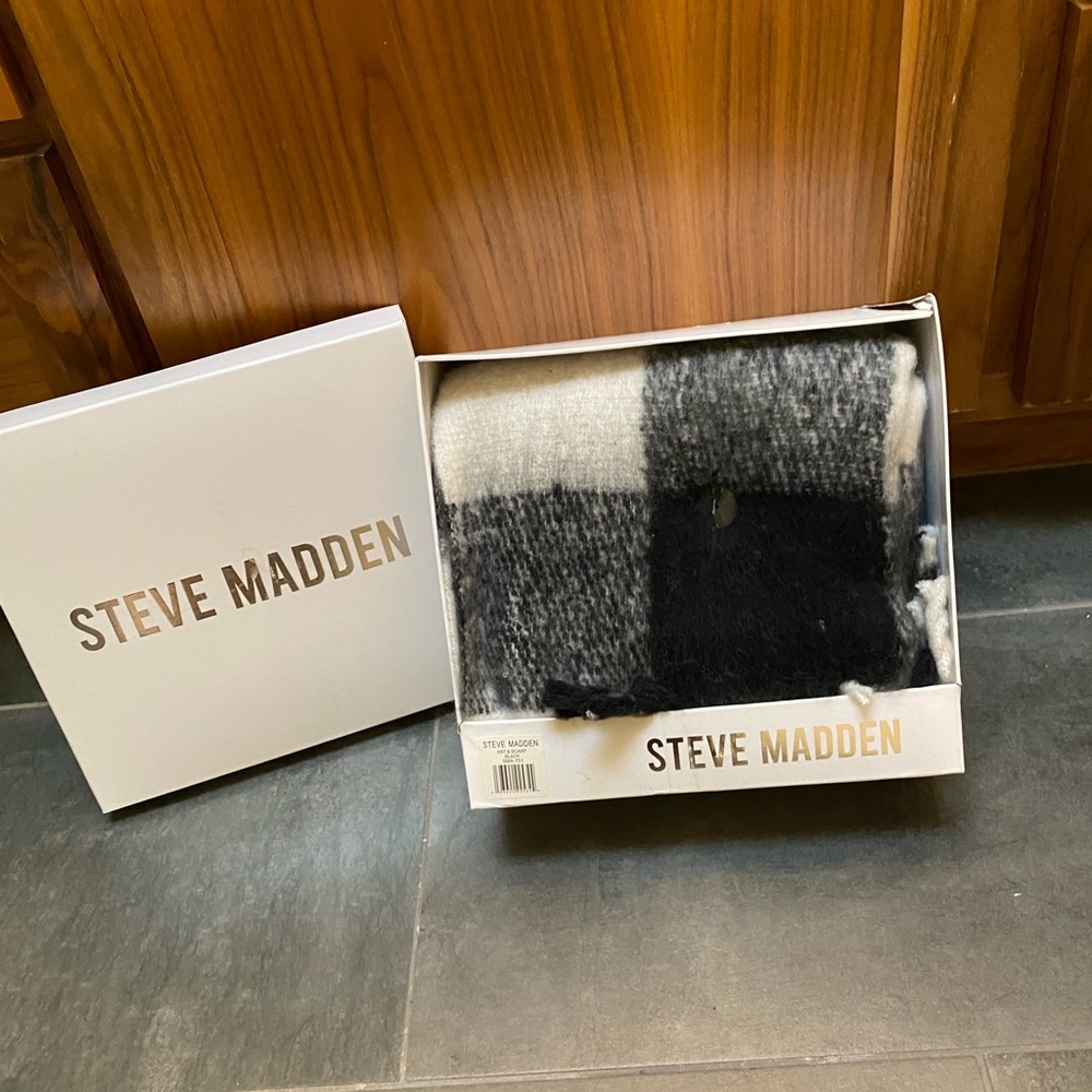 Steve Madden scarf
